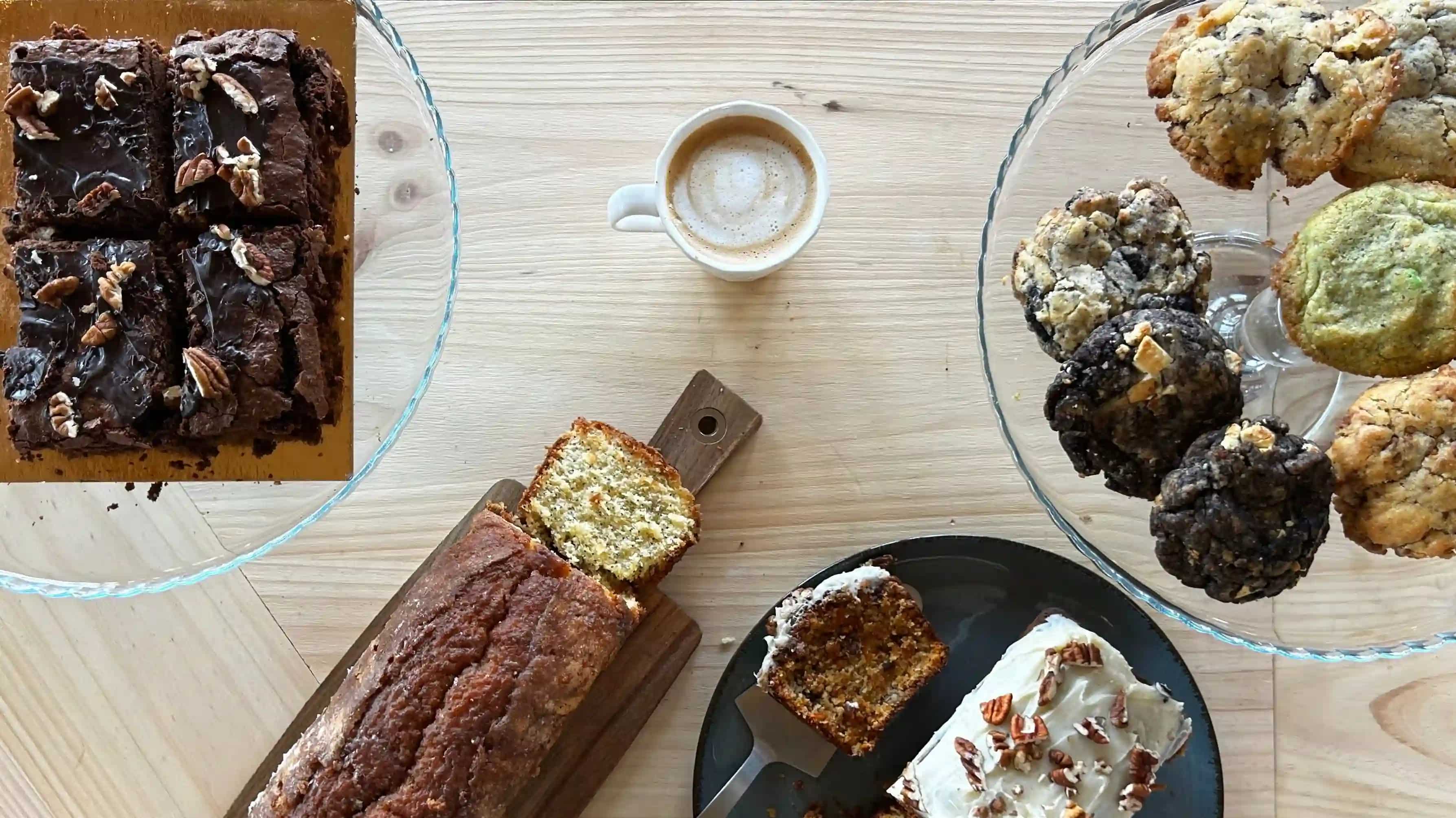 Café et pâtisseries maison du Coffee Shop Café GUS — brownies, cookies, banana bread et carrot cake.