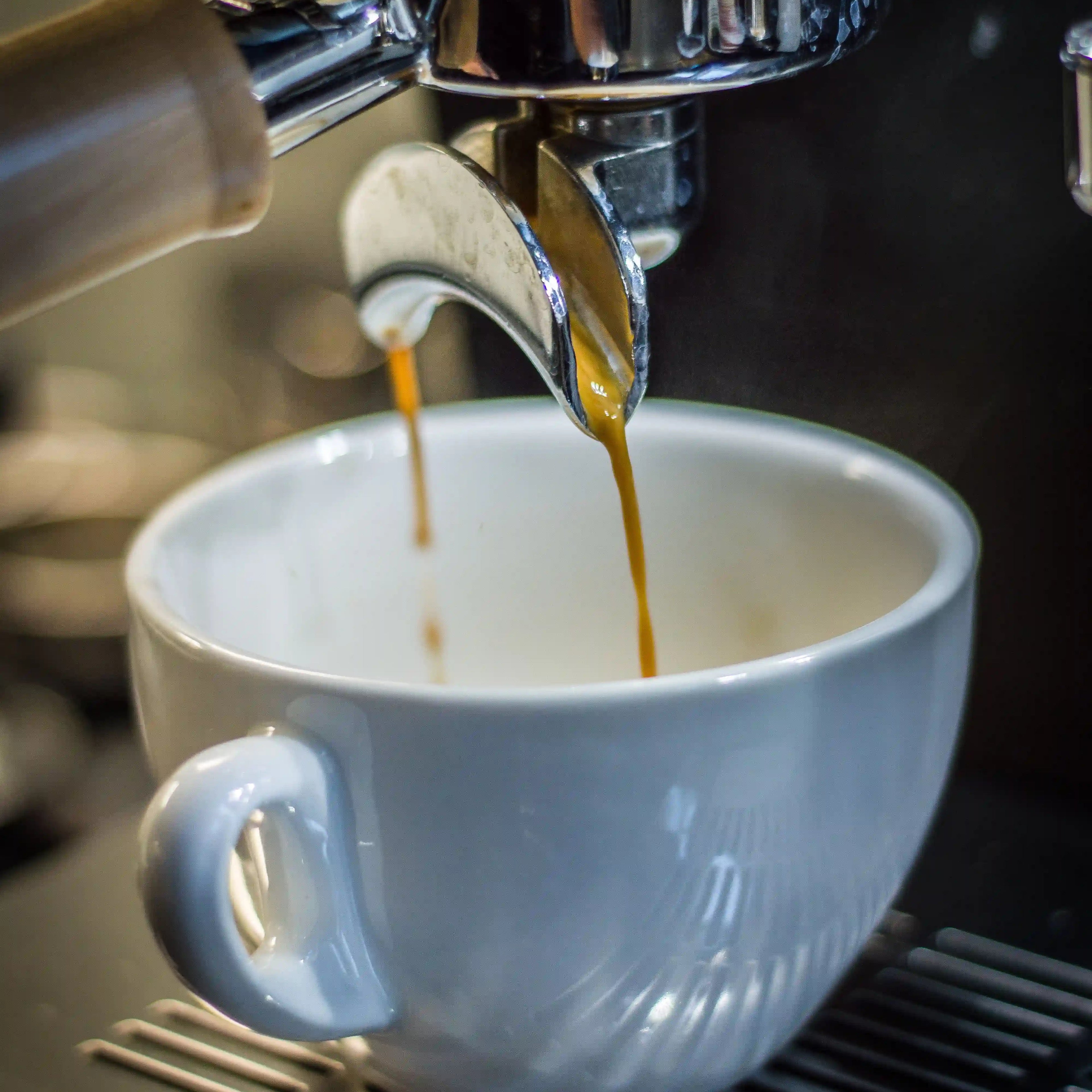 Extraction en double expresso du Blend GUS n°02 dans une tasse blanche ronde. 