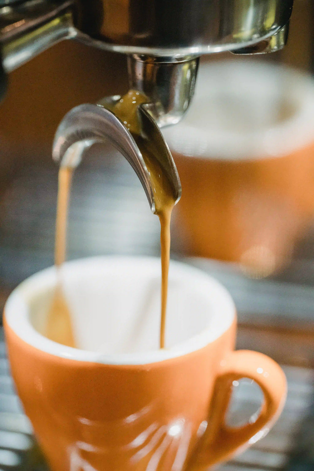 Extraction en double expresso du Blend GUS n°10 dans une tasse orange ronde. 