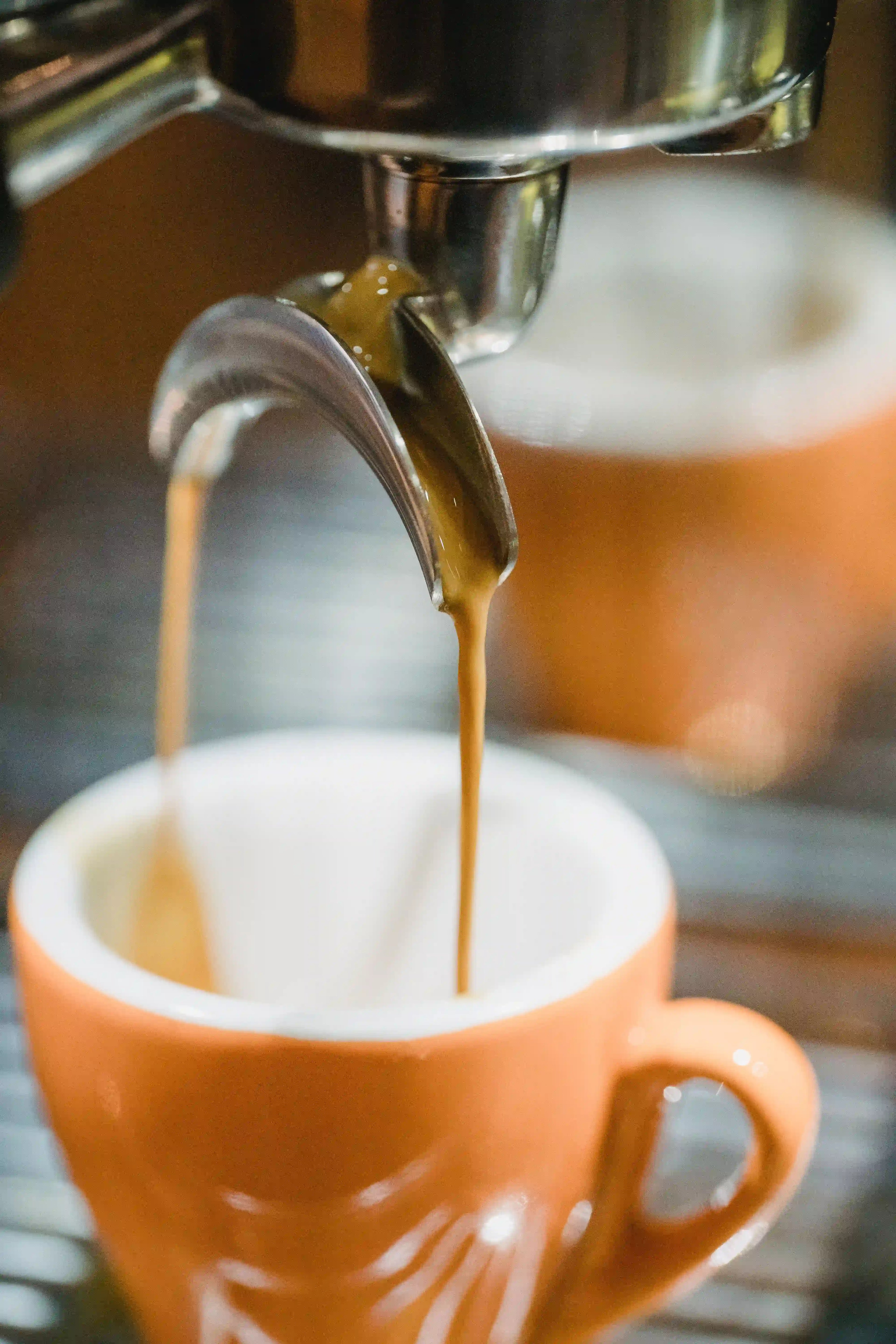 Extraction en double expresso du Blend GUS n°10 dans une tasse orange ronde. 