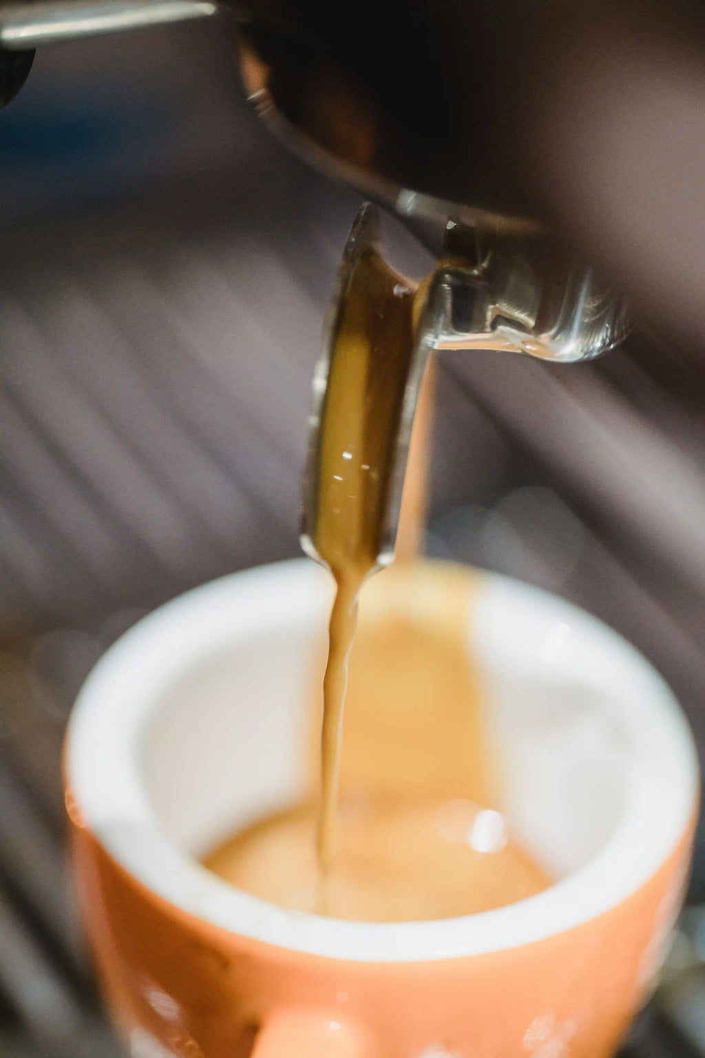 Extraction en double expresso du Blend GUS n°19 dans une tasse orange ronde. 