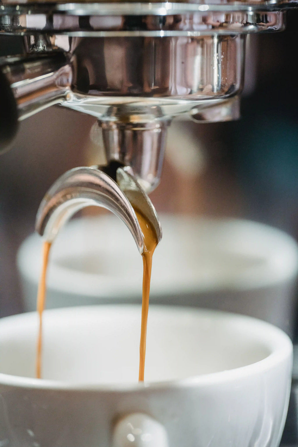 Extraction en double expresso du Blend GUS n°31 dans une tasse blanche ronde. 