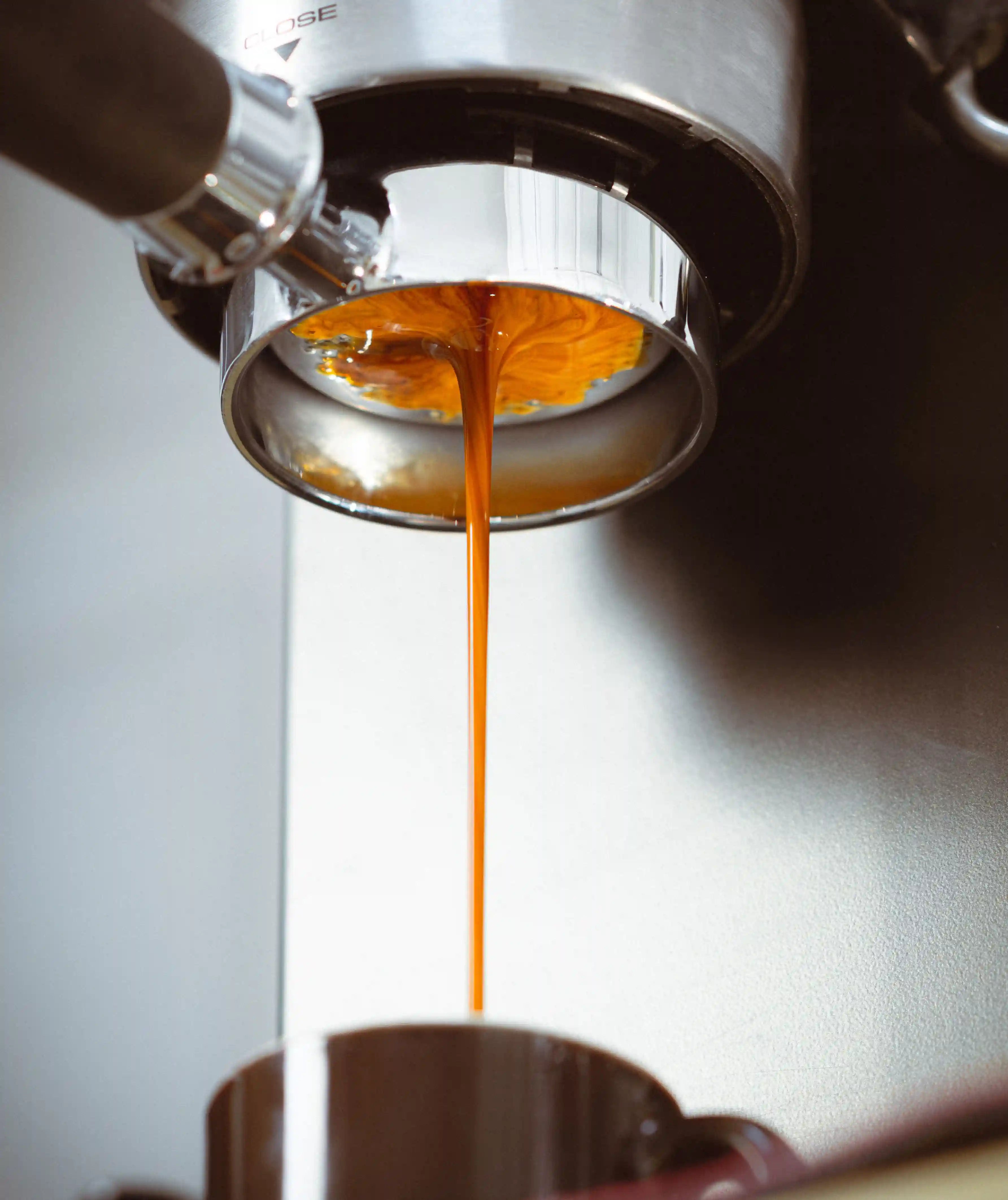 Photo de l'extraction "bottomless" en expresso du café colombien GUS.